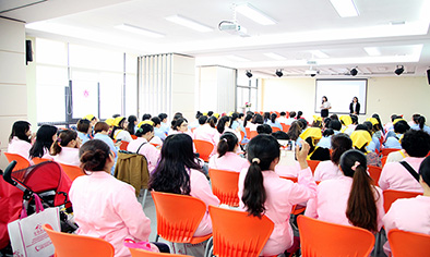 免费培训育婴员、家政服务员、养老护理员、居家保洁员和保健按摩师等，推荐高薪就业！