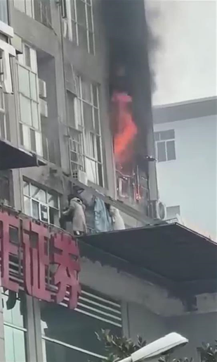 长沙一大楼起火 多人爬窗逃生